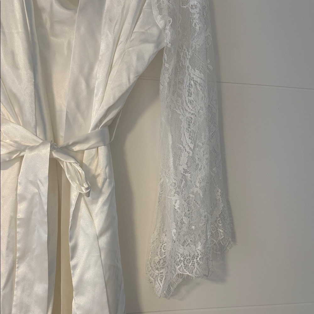 Luxurious Satin Lace Robe with slip dress in White - Picture 2 of 4